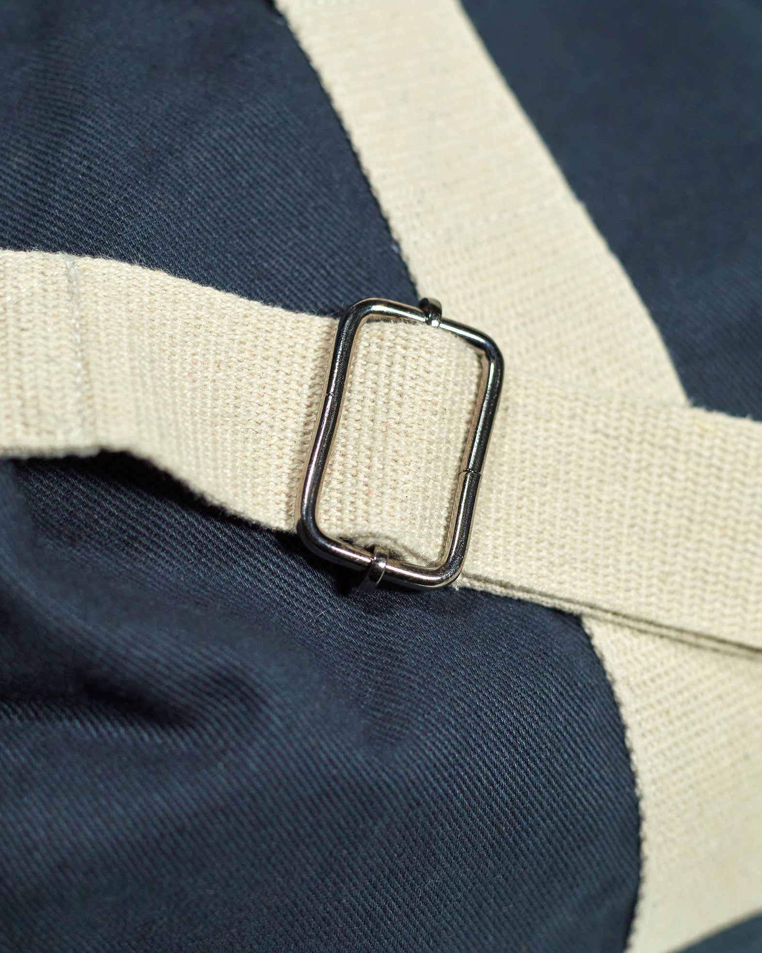 Focus on adjustable, extra strong natural cotton webbing shoulder strap of Uskees #0403 barrel bag.
