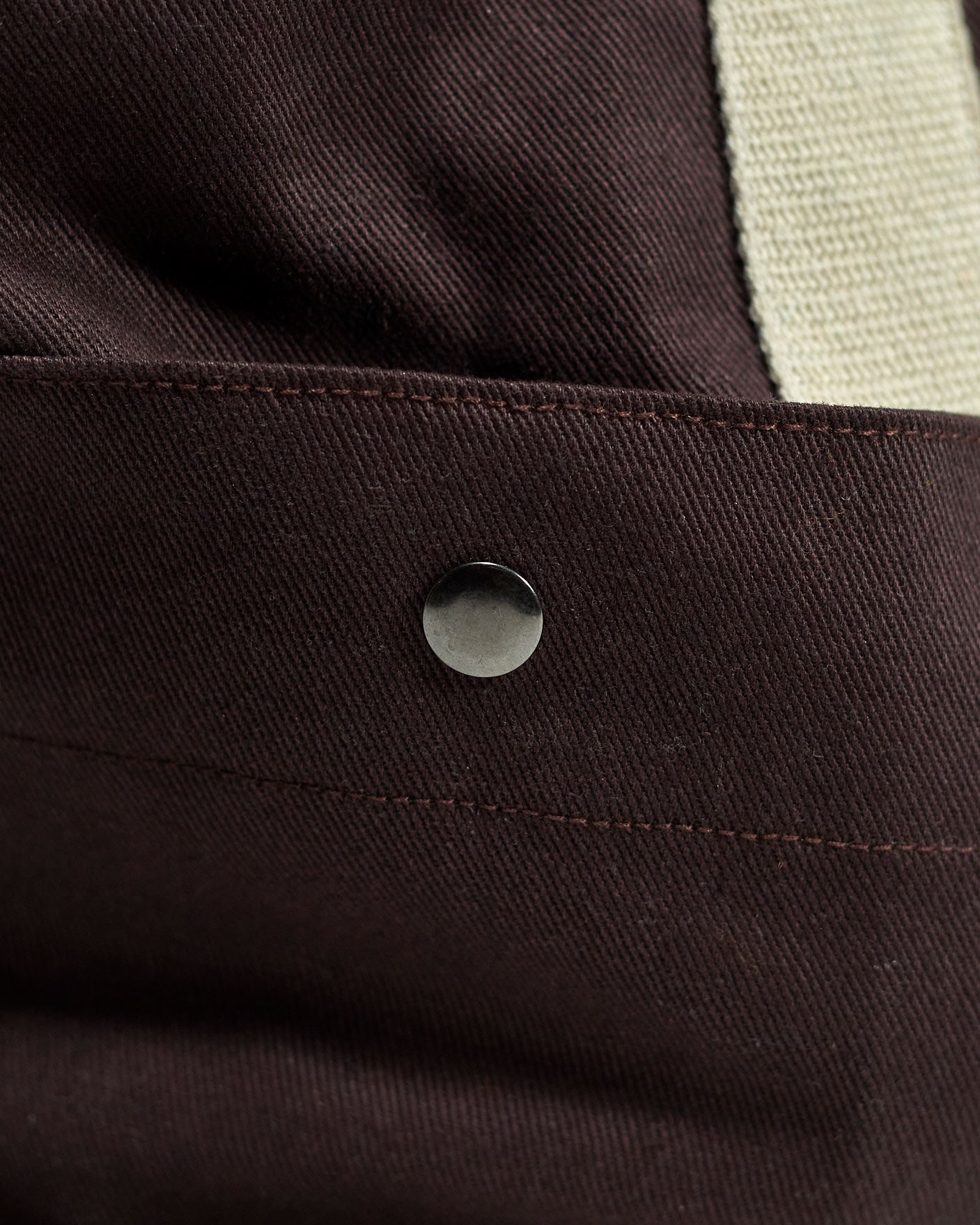 Press-stud fastenings to secure the spacious external pockets of the dark plum Uskees #0401 basin bag in cotton drill.