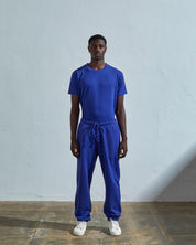 Full-length front view of model wearing 7009 ultra-blue medium weight basic jogging pants from Uskees.