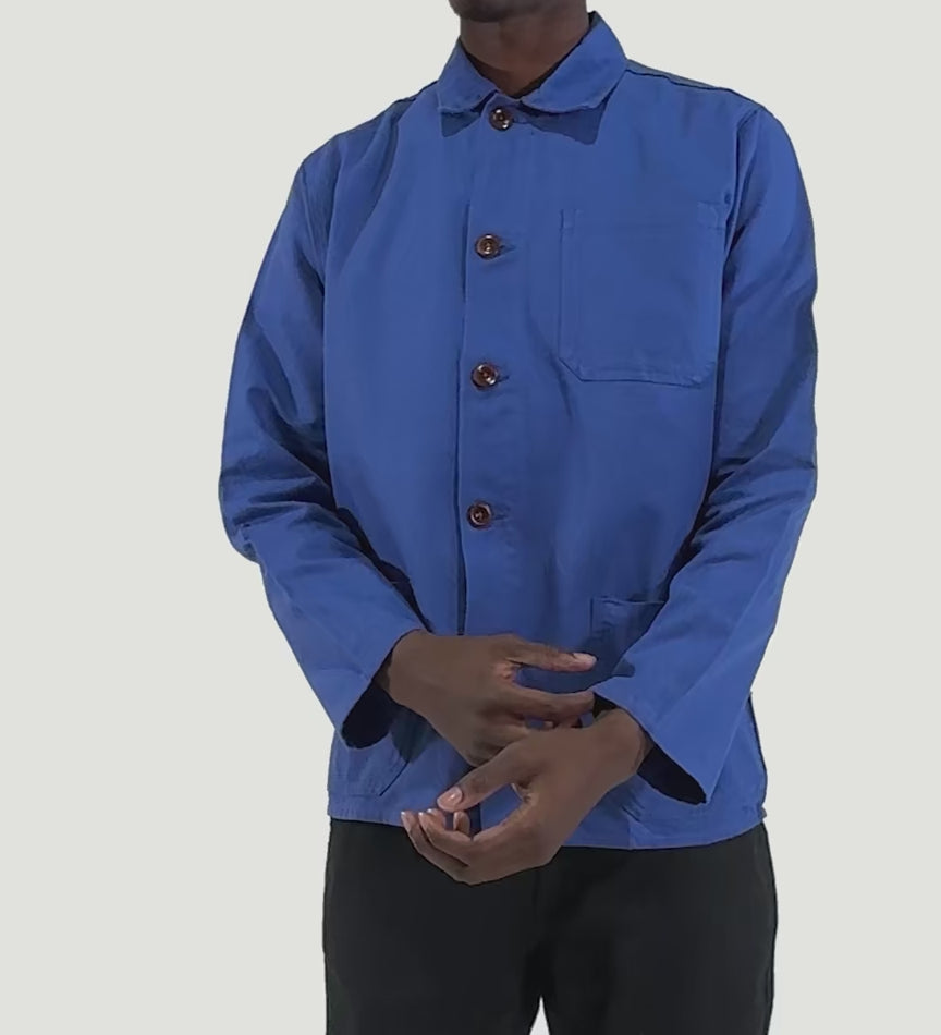 Fitting guide demonstration for the Uskees #3001 cotton overshirt in bright blue