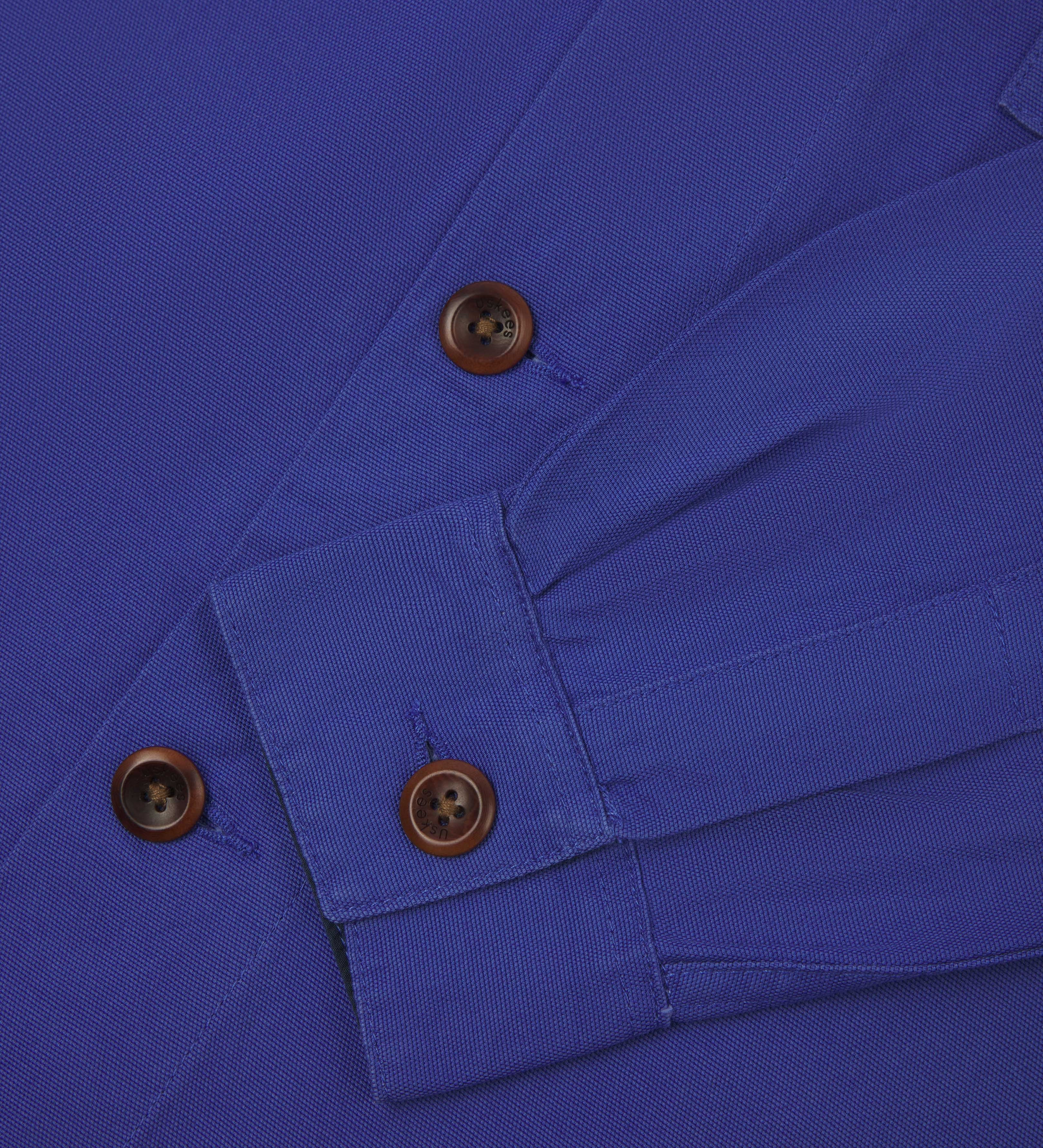 Close-up view showing sleeve and corozo buttons of ultra blue buttoned 3003 workshirt for men from Uskees.