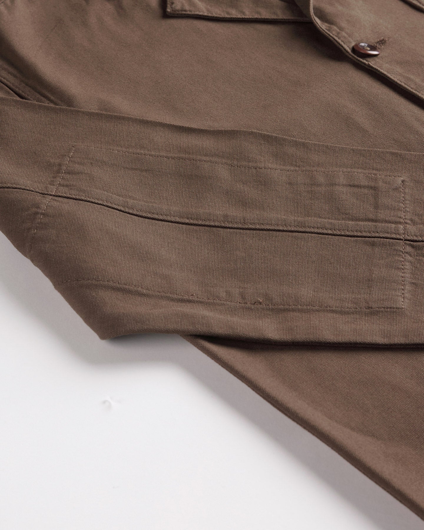 Focus on the reinforced elbow of cotton #3006 Uskees blazer in chocolate-brown. 