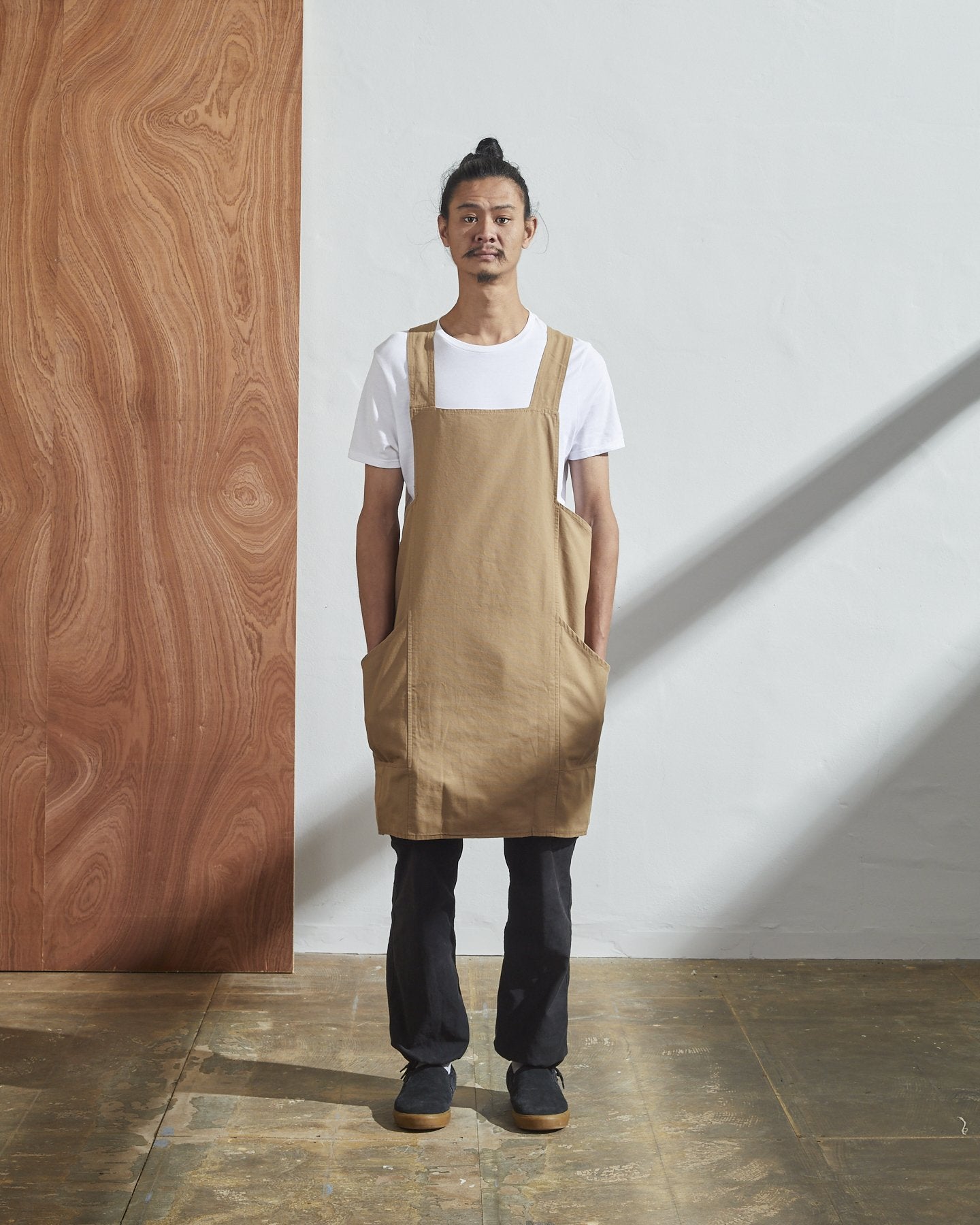 front shot of khaki #9003 Japanese style apron by Uskees. Showing double side pockets and top of cross-back straps.